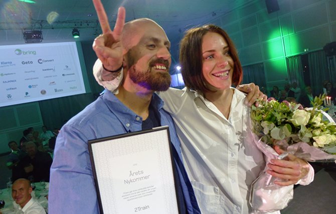 Kjartan Bjørkvold, Grethe Kristine Kraugerud og nettbutikken 2train stakk av med prisen som » Årets Nykommer» på Bring-konferansen Load 2016.