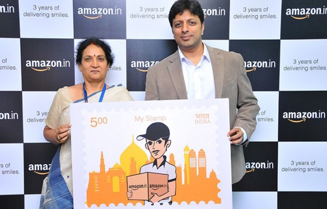 Usha Chandrashekar fra India Post (t.v.) og Amit Agarwal, sjef for Amazon India, viser frem det nye frimerket.