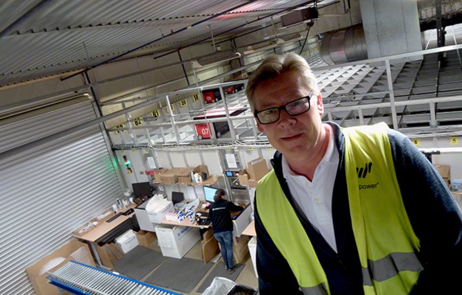 APOTEKLAGERET: Geir Eide, administrerende direktør i Komplett Apotek, inne på robotlageret som tar seg av bestillingene som tikker inn i Sandefjord. I løpet av fem år håper han å være der svenske Apotea er i dag.