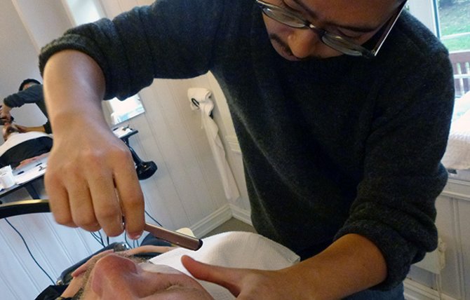 Og til slutt; slik kan det arte seg i barberavdelingen, hvor kunder kan komme innom for å teste ulike barberkniver og utstyr. Eller rett og slett få seg en skikkelig barbering.