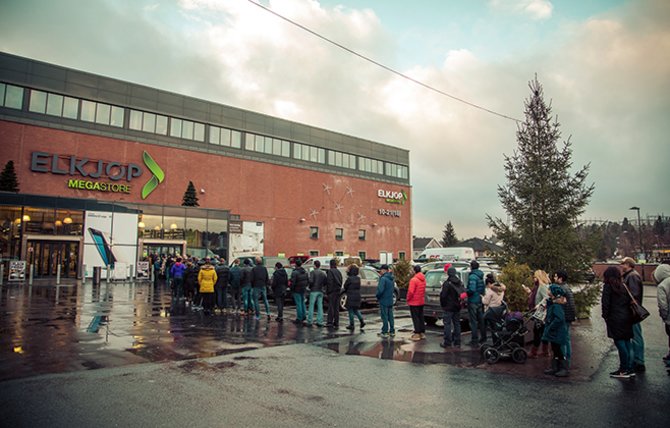 FÆRRE KOLOSSER: I fremtiden ser Semlitsch for seg færre store butikker. Her fra Elkjøp Megastore på Lørenskog, like før åpning på Black Friday i 2016.