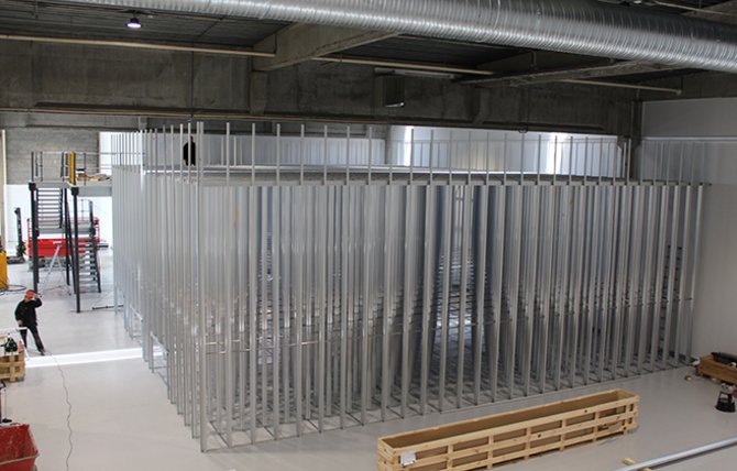 TAR FORM: Autostore-lageret som vil ha en kapasitet på 8000 kasser åpner i neste måned .