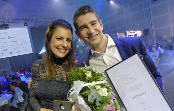ÅRETS NETTBUTIKK: Silje og Sindre Landevåg smiler om kapp etter å ha sikret seg prisen «Årets Nettbutikk» for deres mangeårige engasjement med nettbutikken Get Inspired.
