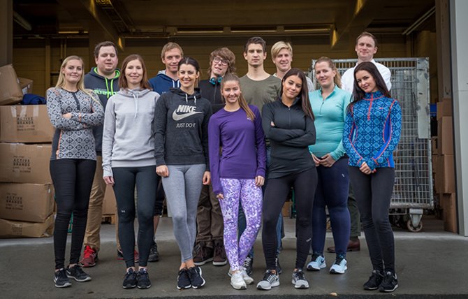 Get Inspired solgte sporty klær til jenter for cirka 80 millioner kroner i fjor. Gründer og markedssjef Silje Landevåg står i fremste rekke i midten med grå tights.