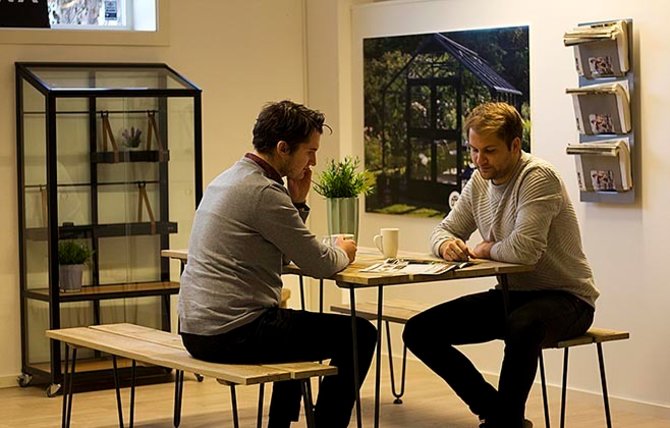 PÅ KONTORET: Henrik Haukeslidsæter og Joakim Rognlien diskuterer dagens dont. Foto Tilboligen.no