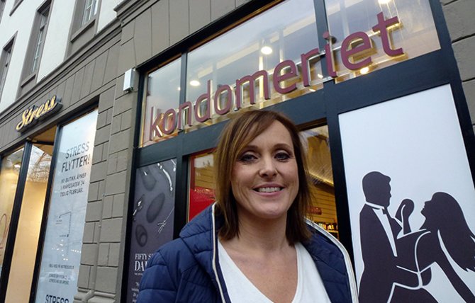 SJEFEN: Bente Helstad foran en av de fem butikkene hun har det øverste ansvaret for.