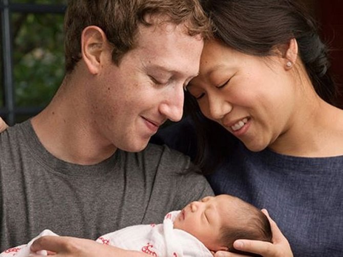 Mark Zuckerberg sammen med kone og barn.