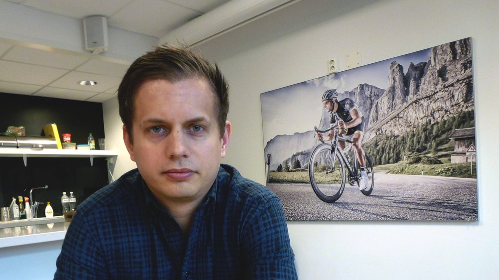 Det er mye sykler på veggene hos Stians Sport og Meridastore.no. Her sitter Jonatan Havnevik Giske i kantina.
