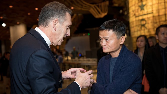 Styreformann i Starbucks, Howard Schultz, i passiar med Alibaba-gründer Jack Ma på åpningsdagen.