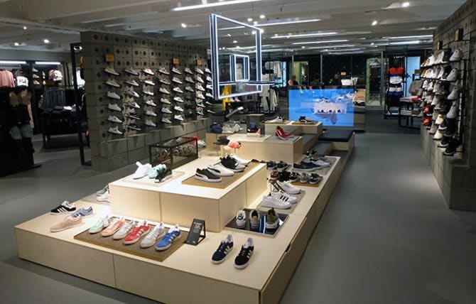 GATERØFT MED STIL: Upolerte Leca-blokker som opphengsvegg for sko, og en LED-lyspreget basketkurv, er to av flere gate-elementer som fanger kundenes oppmerksomhet i butikken.