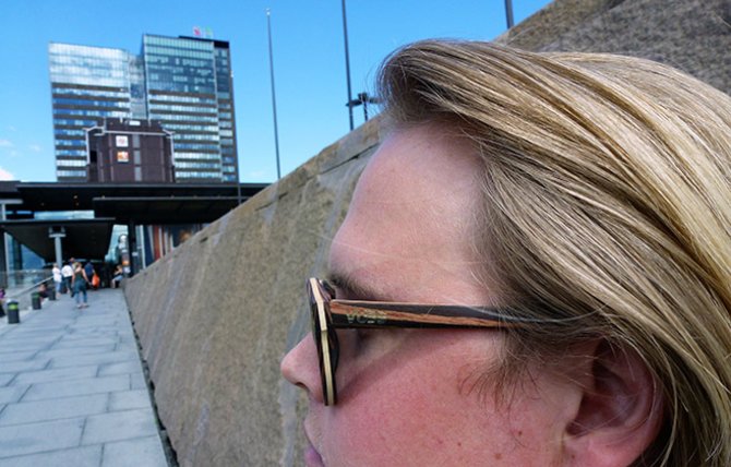 Solbrille-gründeren i profil iført et par VUDDpecker-briller.