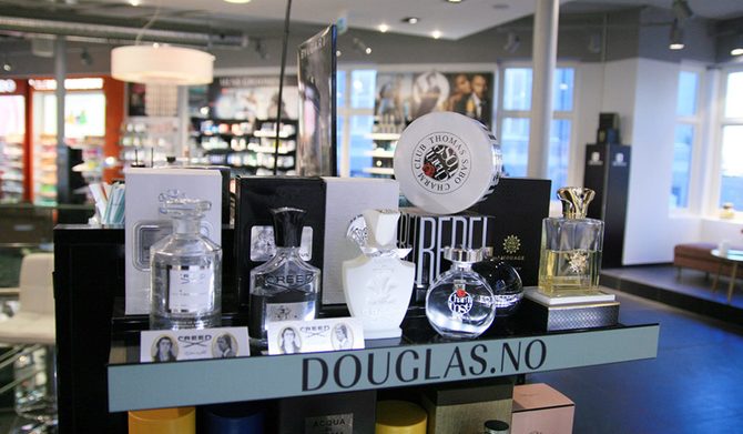 På nett har Douglas 35 000 varer, mens de i butikken i Bogstadveien har 7000 varer. Enkelte varer i butikken er dog kun utstillingsprodukter. Skal du kjøpe dem, må du handle på nett.