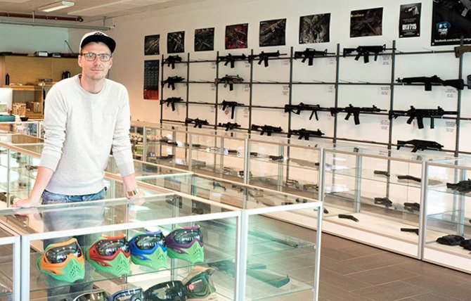 Eirik S. Jacobsen fra Game-On selger bl.a. luftvåpen, paintballgevær, startpistoler og kniver til fredfulle nordmenn. Likevel får han ikke lov til å markedsføre sine produkter slik han ønsker grunnet strenge regler hos de store amerikanskeide markedsføringskanalene.