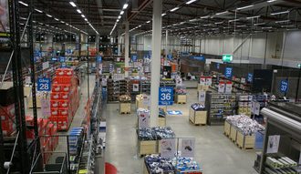 NetOnNet har gjort stor suksess med sine enkle lagerbutikker i Sverige. Nå hgar elektronikkjeden også tre slike butikker i Norge.
