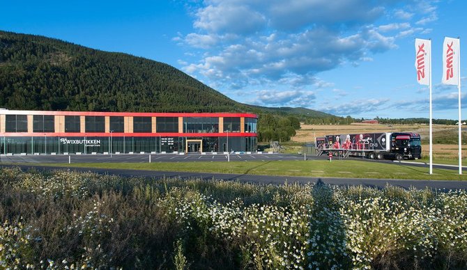 (Flaggskipbutikken til Swix ligger samlokalisert med Swix sitt moderne hovedkontor med produksjonslokaler på Storhove, rett nord for Lillehammer.
